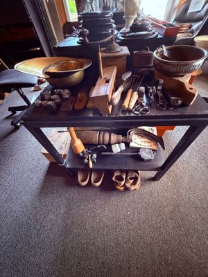une table sur laquelle sont posés plusieurs bols et d'autres objets