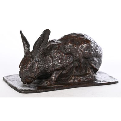 une image représentant une statue de lapin assis sur une assiette