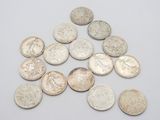 une pile de pièces d'argent posée sur une surface blanche