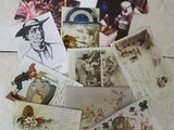 une pile de vieilles cartes postales par terre