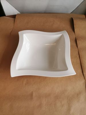 une assiette blanche posée sur une nappe marron