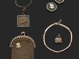 un assortiment de bijoux comprenant un collier, un bracelet et une bague