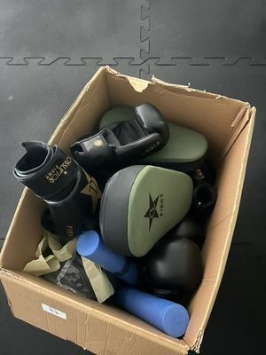 une boîte en carton remplie d'objets hétéroclites sur le sol