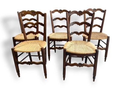 Ensemble de 5 chaises en chêne à décor sculpté de coquille, …