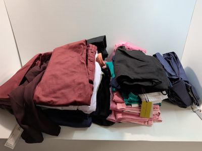 beaucoup de vêtements qui restent sur une étagère