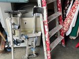 une pile de vêtements et une imprimante dans un garage