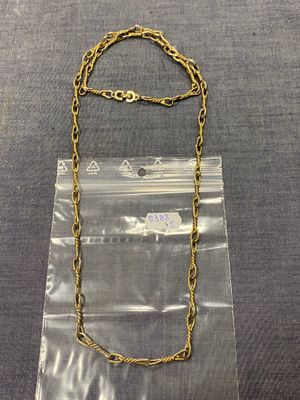 un sac en plastique transparent orné d'une chaîne dorée
