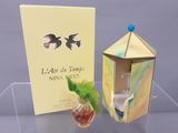 une petite boîte contenant un flacon de parfum et une boîte contenant un parfum