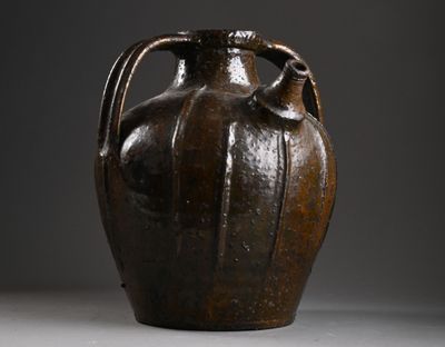 un vase brun posé sur une table