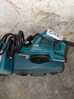 une machine bleue posée sur le sol