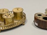 deux types différents d'objets en laiton posés sur une table