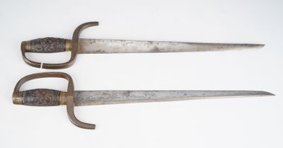 une paire d'épées anciennes et usées posées sur une surface blanche