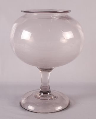 un vase en verre transparent posé sur une table