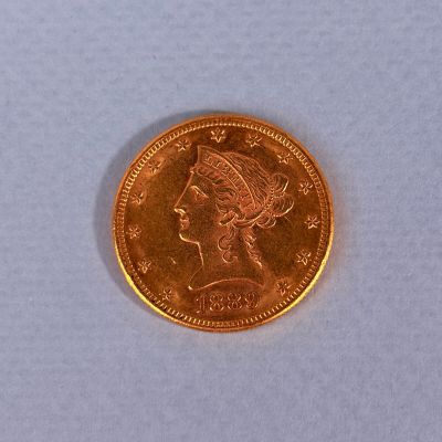 Gros plan sur une pièce d'or ornée d'une tête de femme