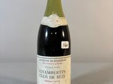 une bouteille de vin posée sur une table