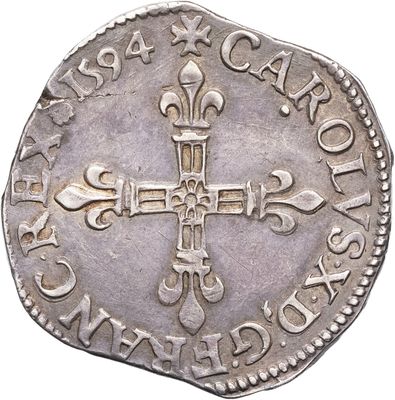 une vieille pièce d'argent ornée d'une croix