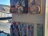 de nombreux articles accrochés au mur du magasin