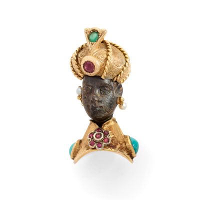 un gros plan d'une bague en or ornée d'une tête en pierre