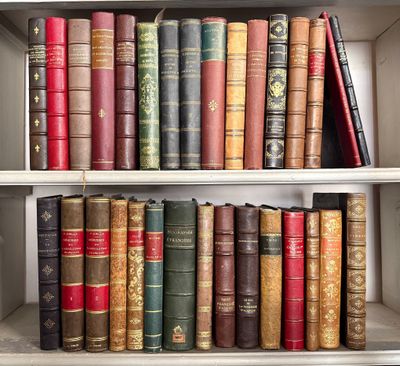 de nombreux livres anciens rangés sur une étagère d'une bibliothèque