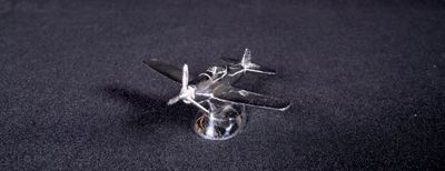 un petit avion posé sur une surface noire