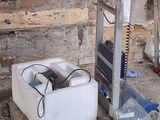 une machine posée sur le sol à côté d'un mur