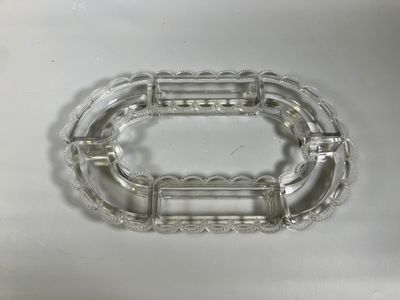 un gros plan d'un objet en verre transparent posé sur une surface blanche