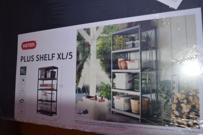 une photo d'une photo représentant une étagère sur laquelle sont posés des pots
