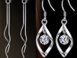 un lot de trois paires de boucles d'oreilles avec une chaîne pendante