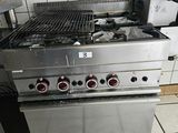 une photo d'une cuisine avec une cuisinière et un grill