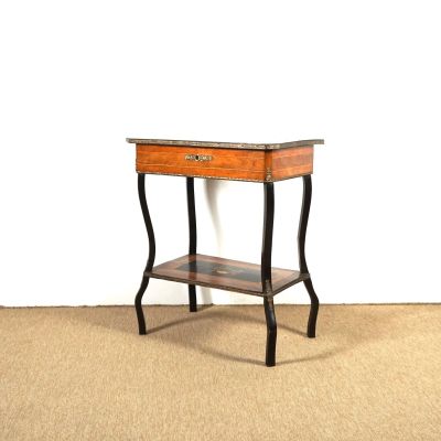 une petite table en bois surmontée d'une étagère
