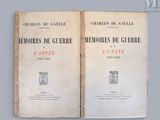 un vieux livre, dont deux pages sont ouvertes, posé sur une table