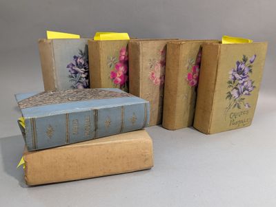 plusieurs livres sont empilés sur une table