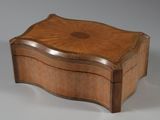 une petite boîte en bois ornée d'un motif décoratif