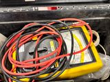 une boîte jaune et noire contenant des fils à n'en plus finir