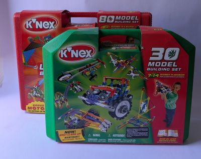 deux boites de k ' nex building set sur une surface blanche
