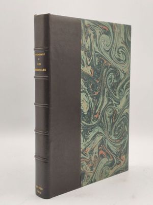 un livre avec une couverture verte et une couverture marron