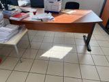 un bureau sur lequel s'entassent de nombreux papiers
