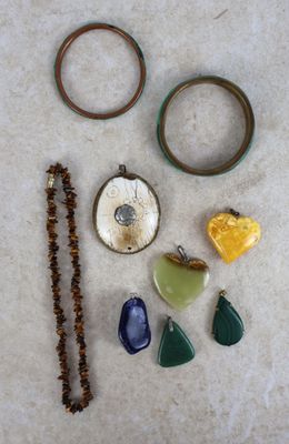 une photo montrant divers bijoux posés sur une table