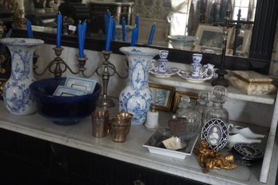 de nombreux vases bleus et blancs posés sur une étagère