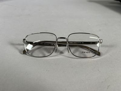une paire de lunettes posée sur une table à côté d'un clavier