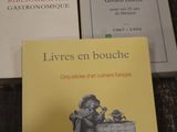 plusieurs livres sont posés sur une table les uns à côté des autres