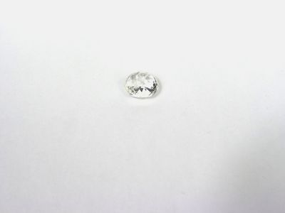 un seul diamant blanc sur une surface blanche