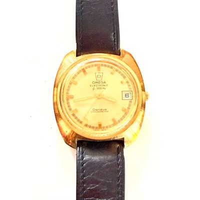 gros plan d'une montre sur une surface blanche