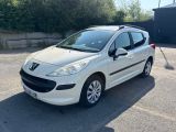la petite voiture blanche est garée dans le parking