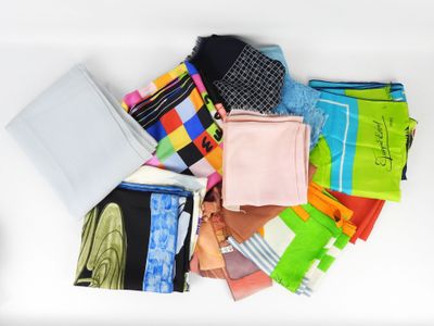 un tas de vêtements de toutes sortes posé sur une surface blanche
