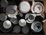 une boîte remplie de tasses à café et de soucoupes