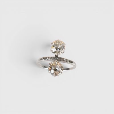 gros plan d'une bague en diamant sur une surface blanche