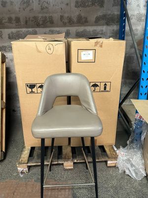 une chaise posée devant une pile de cartons