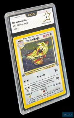 gros plan d'une carte pokemon dans un étui en plastique