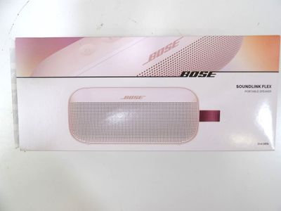La boîte de l'enceinte portable Bose est ouverte sur la table.